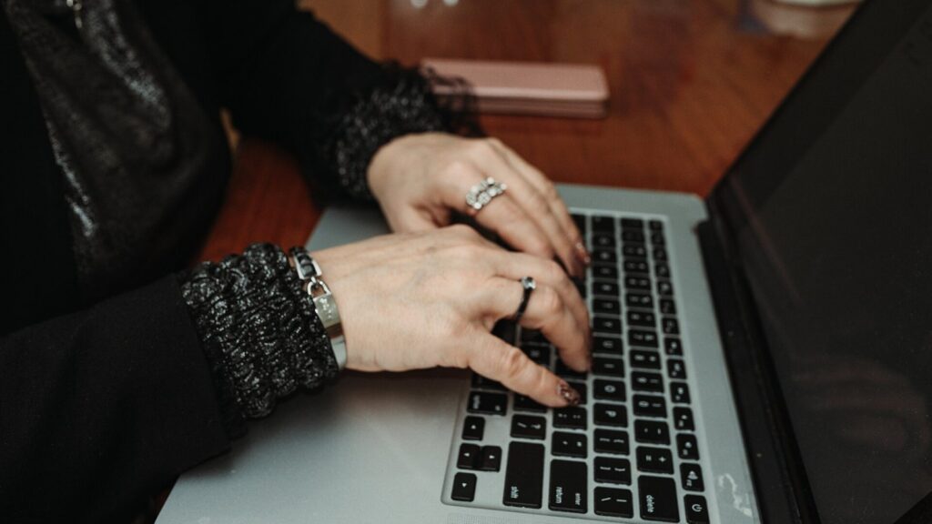 Pessoa digitando em um notebook