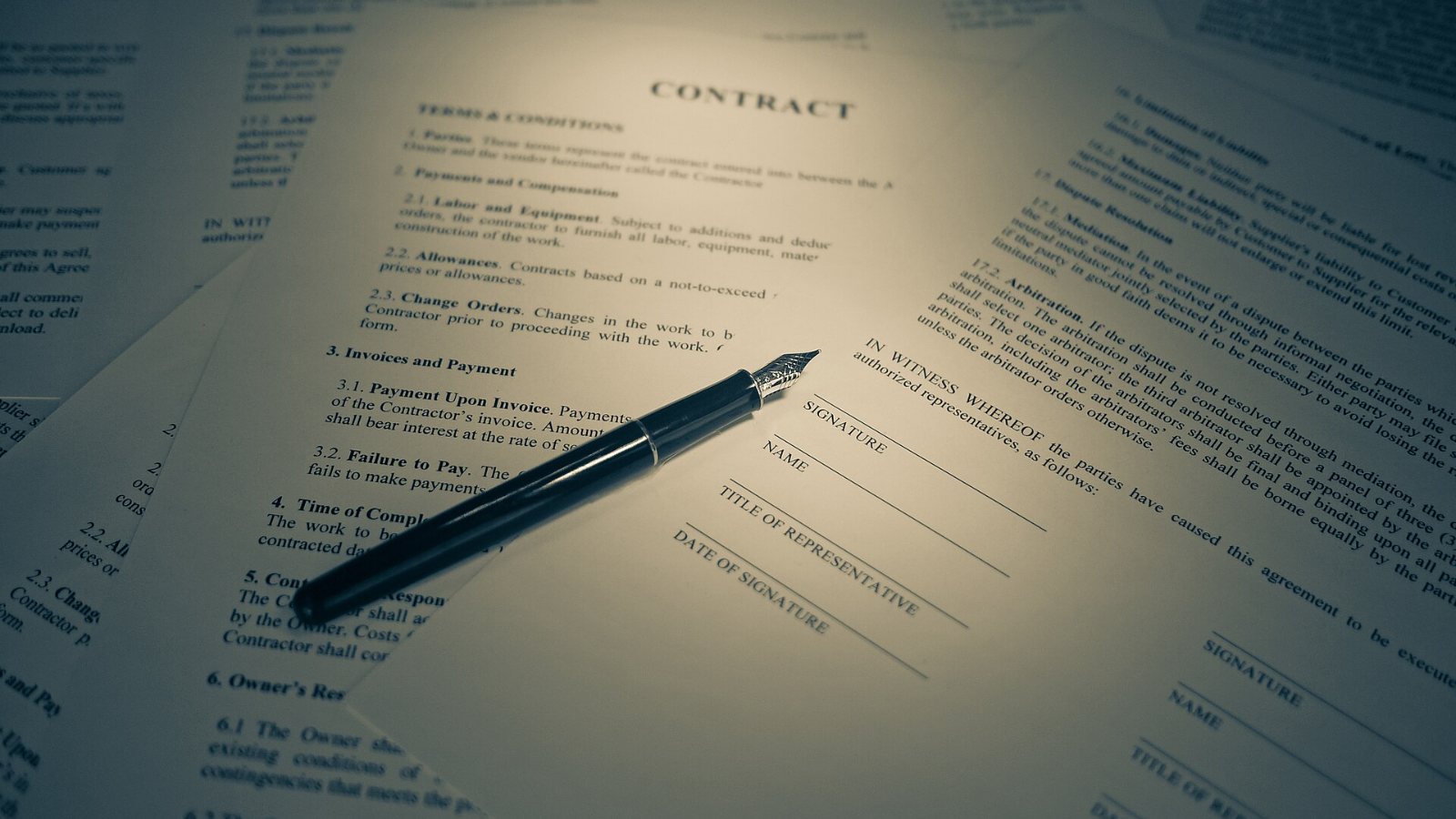Caneta sobre documento pronto para assinatura