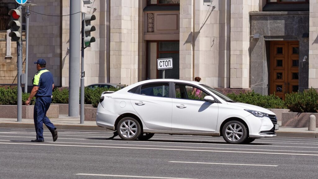 Dois carros após uma colisão no trânsito