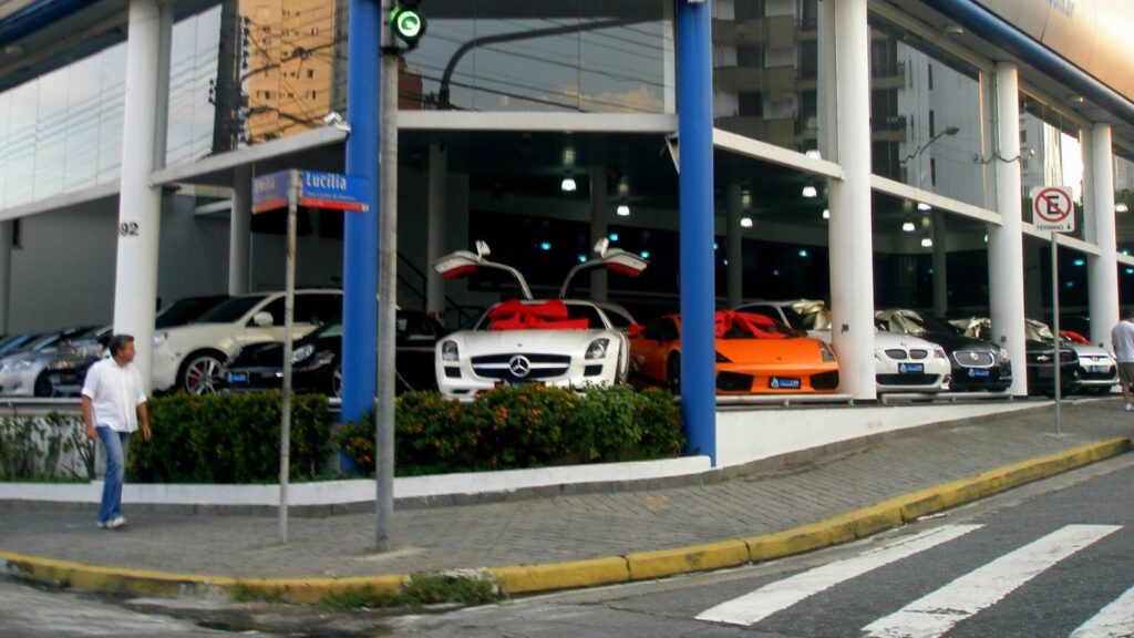 Carros expostos em uma concessionária